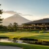 富士山を望む上質なゴルフ場。池のある美しいグリーンと落ち着いた佇まいのクラブハウスでプレーする会員の様子。